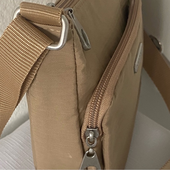 Baggalini Khaki Tan Minimalist Everyday/Travel Crossbody - Like New - Picture 7 of 11